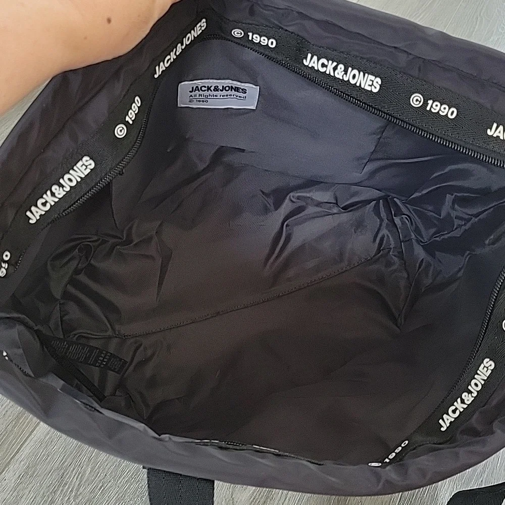 Jack & Jones black zippered travel bag jaczody style 12205538